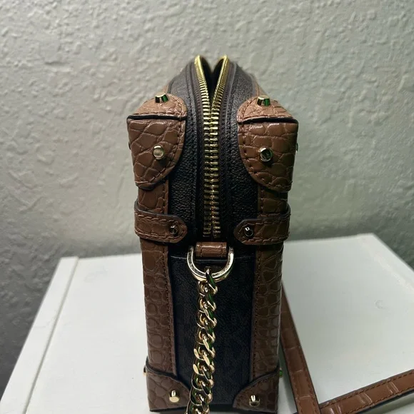 Michael Kors crossbody with gold hardware - Picture 2 of 4